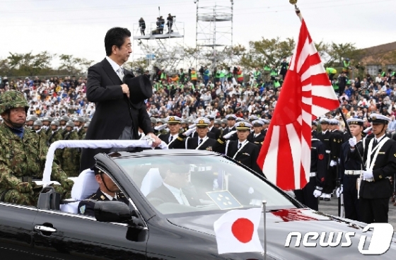 아베 신조 일본 총리가 사이타마 현의 아사카에 있는 육상자위대 훈련장에서 열린 자위대 사열식에 참석하고 있다. © AFP=뉴스1 © News1 우동명 기자