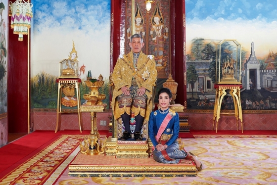 태국왕실이 공개한 마하 와치랄롱꼰 태국 국왕(왼쪽)과 후궁격인 시니낫 웡와치라파크디의 사진. /사진=로이터.