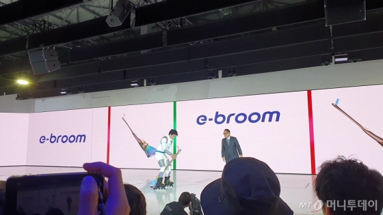 지난 23일 '도쿄모터쇼 2019' 토요타 취재진 발표에서 공개된 'e-브룸'의 모습. /사진=이건희 기자