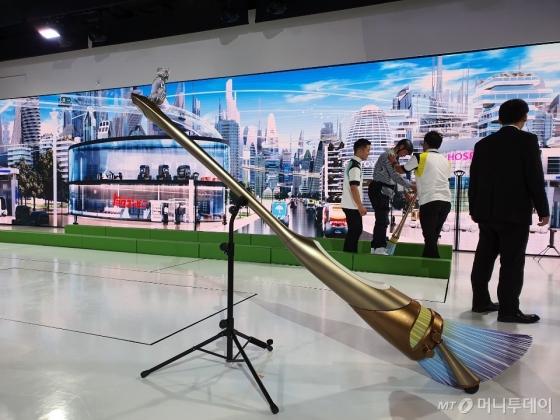 24일 '도쿄모터쇼 2019' 토요타 부스에 마련된 'e-브룸' 확대 모형 모습. /사진=이건희 기자