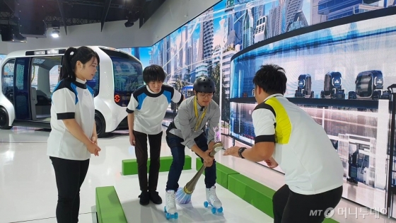 24일 '도쿄모터쇼 2019' 토요타 부스에서 'e-브룸'을 체험하는 모습. /사진=이건희 기자