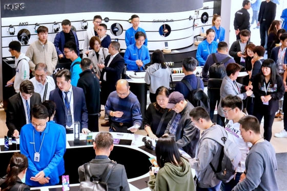 중국 상하이 삼성전자 모바일 플래그십 매장에서 고객들이 제품을 체험하고 있다./사진=삼성전자
