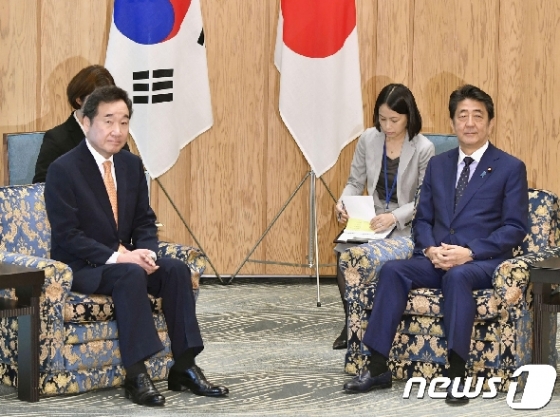이낙연 국무총리(왼쪽)와 아베 신조 일본 총리의 회담이 24일 오전 도쿄 총리 관저에서 열리고 있다. © 로이터=뉴스1