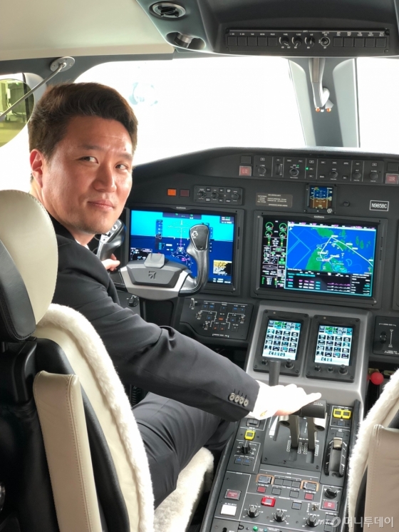 최용덕 에어로케이항공 상무가 '2018 싱가포르 에어쇼'에 전시된 미국 사이테이션의 항공기 '론지튜드'의 조종석에 앉아 내부를 살펴보고 있다. /사진제공=에어로케이항공