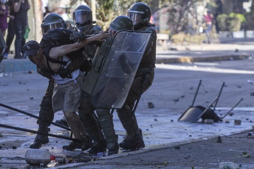 시위자 진압하는 칠레 경찰 /사진=AFP