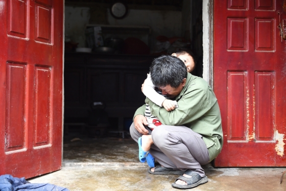 한 베트남 남성이 자신의 딸이 '냉동 컨테이너 집단 사망사건'의 피해자일 것을 걱정하며 마음을 끓이고 있다. /사진=AFP