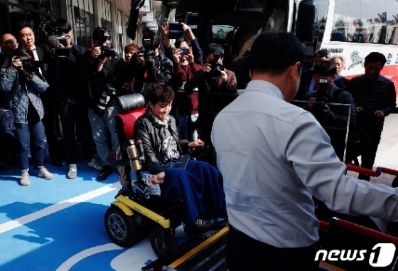 [사진] '휠체어 버스' 첫 발 내딛는 장애인