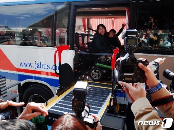 [사진] '휠체어 버스'타고 여행…"우리 강릉가요" 함박웃음