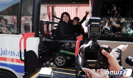 [사진] 13년만에 국내 첫 '휠체어 탑승 고속버스' 시범운행