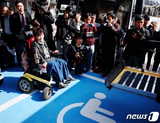 [사진] 휠체어 탑승 장애인도 고속버스 탄다