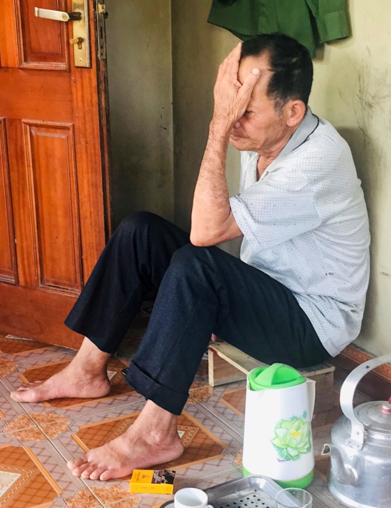 베트남 하띤성의 한 남성이 39명의 희생자 중 자신의 가족이 포함돼 있을 것을 걱정하며 마음을 졸이고 있다. /사진=로이터