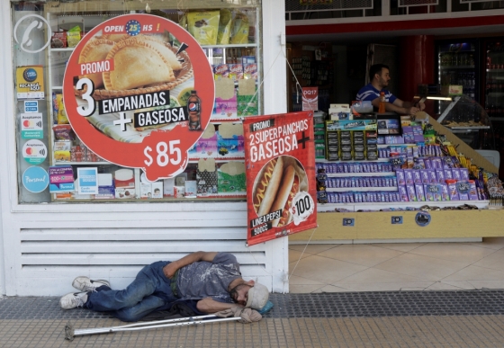 아르헨티나 수도 부에노스아이레스의 상점 앞에 다리를 다친 한 남성이 누워있다/사진=로이터