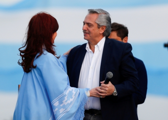 아르헨티나 '모두의전선' 소속 알베르토 페르난데스(오른쪽) 대통령 후보가 러닝메이트인 크리스티나 페르난데스 전임 대통령과 24일(현지시간) 선거 캠페인 연설을 하고 있다/사진=로이터