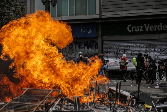 23일(현지시간) 칠레 수도 산티아고에서 시위대가 방화를 벌이는 모습. /사진=AFP<br>