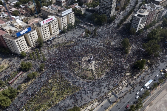 23일(현지시간) 칠레 수도 산티아고 도심 상공에서 바라본 반정부 시위대 모습. 
