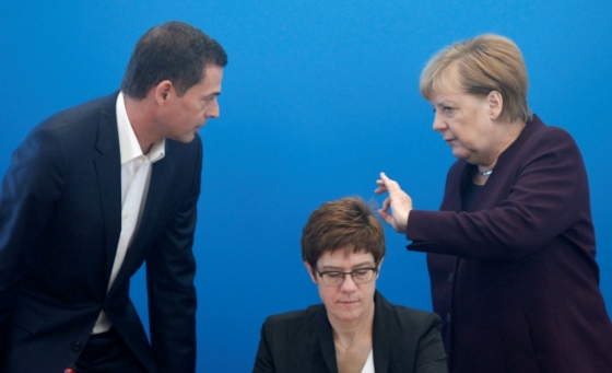 27일(현지시간) 독일 튀링겐주 의회선거 결과가 발표된 뒤 앙겔라 메르켈 총리가 이끄는 기독민주당(CDU) 수뇌부의 표정이 굳은 모습이다/사진=로이터