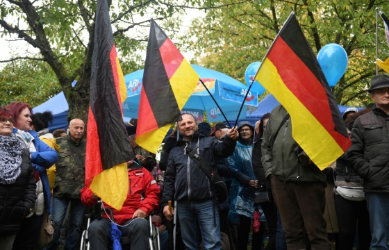 3일(현지시간) 독일 튀링겐주 의회선거를 앞두고 '독일을 위한 대안'(AfD) 선거 캠페인에 지지자들이 참여해 응원하고 있다/사진=로이터