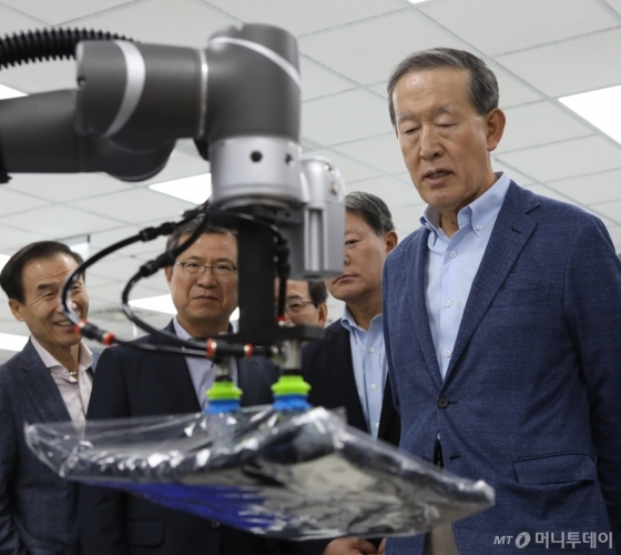 허창수 GS 회장이 30~31일 대만 타이베이에서 열린 사장단회의에 참석, 대만 혁신 기업인 'TM로봇'을 방문해 로봇 시연을 보고 있다./사진=GS
