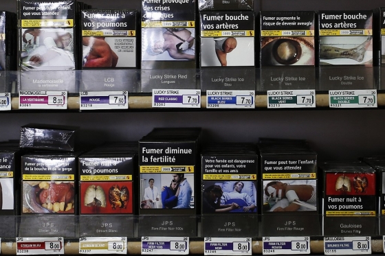 프랑스 한 편의점에 진열된 담배 제품들. 디자인 규제로 모든 담뱃갑이 비슷한 모습을 하고 있다. /사진=AFP