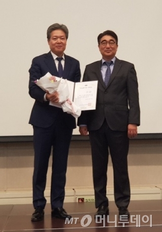 이재환 톱텍 회장(사진 왼쪽)이 31일 부산 벡스코에서 개최된 '2019 한국섬유공학회 추계 정기총회'에서 '이노베이션 어워드'를 수상했다./사진제공=톱텍