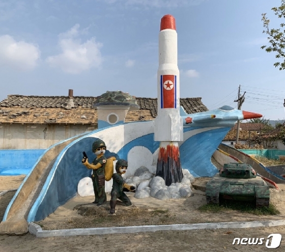 북한에 있는 놀이터. (요아킴 베리스트룀 북한주재 스웨덴 대사 트위터) © 뉴스1