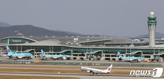 (인천공항=뉴스1) 이재명 기자 = 27일 오후 인천국제공항 활주로에서 항공기가 이착륙하고 있다.  지난 25일 국토교통부가 인가한 2019년 동계기간 국제선 항공운항 일정표에 따르면 일본행 항공편은 지난해보다 24% 감소했다. 2019.10.27/뉴스1  <저작권자 © 뉴스1코리아, 무단전재 및 재배포 금지>