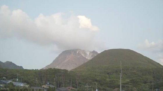 2일 일본 가고시마 화산섬 사쓰마이오지마에서 분화가 발생해 상공으로 흰 연기가 피어오르고 있다.(사진 NHK)/사진=뉴스1