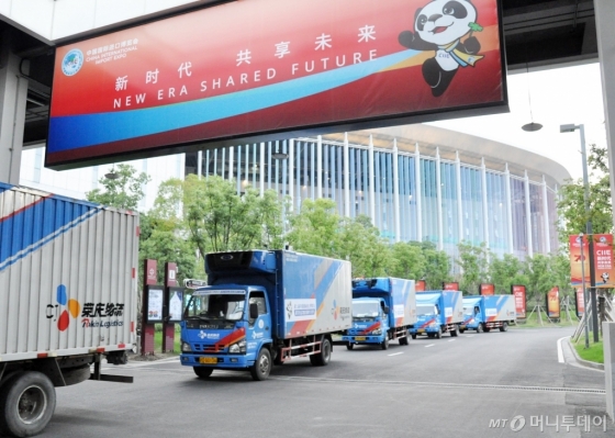 제2회 중국국제수입박람회 행사장 앞을 이동하고 있는 CJ로킨 냉동냉장 차량들. /사진제공=CJ대한통운