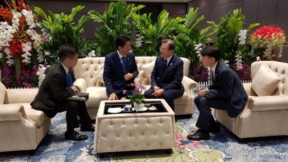 문재인 대통령과 아베 신조 일본 총리가 4일 오전(현지시간) 방콕 임팩트포럼에서 열린 아세안+3 정상회의에 참석하기 전 사전환담을 갖고 있다.(사진=청와대 제공) /사진=뉴시스