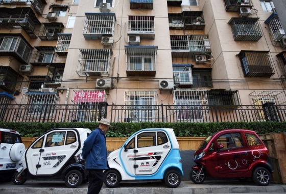 중국 베이징의 한 아파트 단지에 주차된 전기자동차들. /사진=AFP