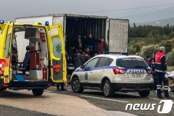 4일 그리스 북부에서 냉동 트럭에 숨어있던 이민자 41명이 발견됐다.  © AFP=뉴스1