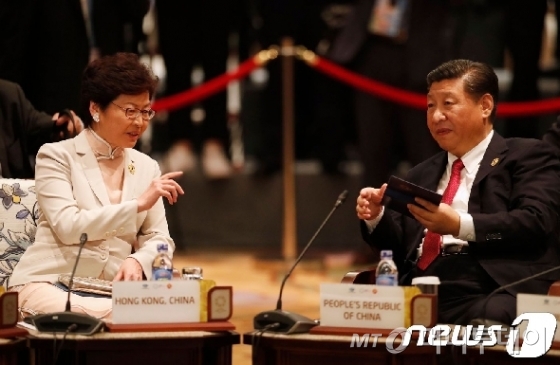캐리 람 홍콩 행정장관(왼쪽)과 시진핑 중국 국가주석