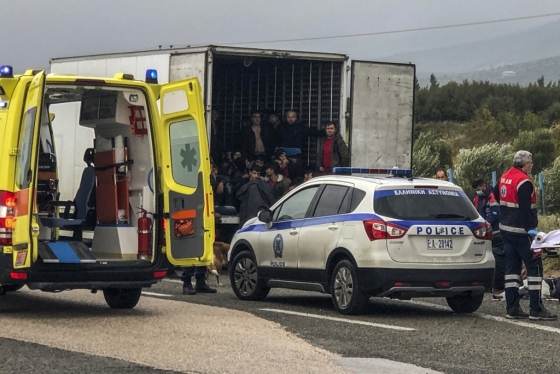 4일 그리스 북부의 한 고속도로를 달리던 냉동 트럭에서 밀입국을 시도하던 이민자 41명이 발견됐다./사진=AFP