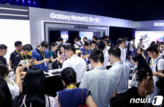 지난 8월 21일(현지 시간)에 중국 베이징에서 진행된 '갤럭시 노트10' 출시 행사에서 참석자들이 제품을 체험하고 있다. (삼성전자 제공) 2019.8.22/뉴스1  <저작권자 © 뉴스1코리아, 무단전재 및 재배포 금지>