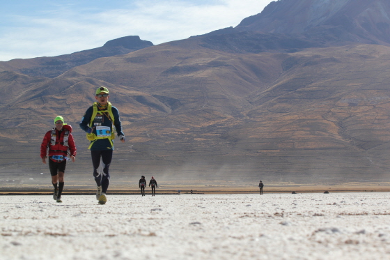 볼리비아 우유니 사막을 푸른색 복장의 저자가 역주하고 있다./사진제공=Canal Aventure