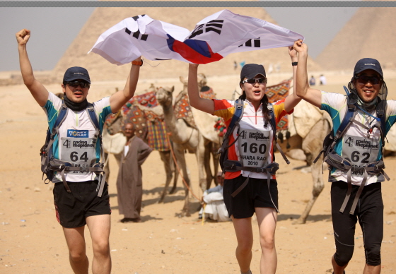 저자가 이끈 3인조 혼성팀 '프리덤'이 이집트 사하라 레이스 결승선을 향해가는 모습/사진제공=Racing The Planet
