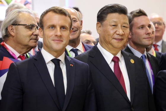 4일(현지시간) 중국 상하이에서 열린 중국국제수입박람회에서 에마뉘엘 마크롱(왼쪽) 프랑스 대통령과 시진핑 중국 국가주석이 만났다/사진=AFP