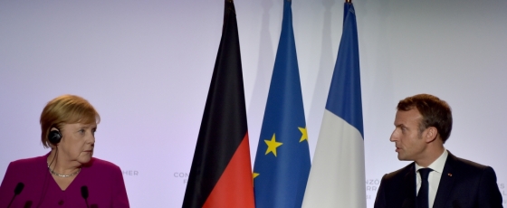 앙겔라 메르켈(왼쪽) 독일 총리와 에마뉘엘 마크롱 프랑스 대통령이 지난달 16일(현지시간) 프랑스 툴루즈에서 정당회담을 갖고 기자회견을 하고 있다/사진=AFP