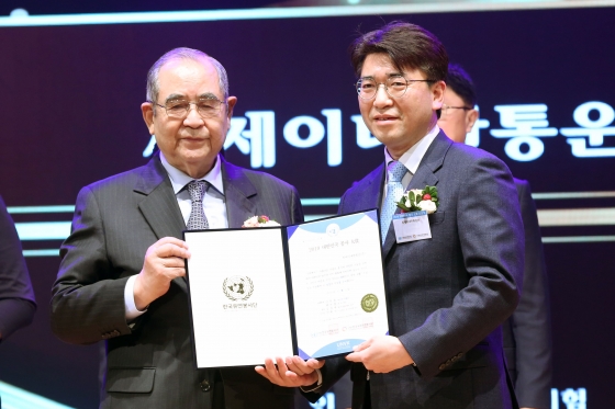 이수성 한국유엔봉사단 명예총재(왼쪽부터)와 한종희 CJ대한통운 상무/사진제공=CJ대한통운