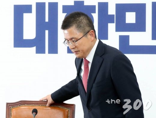 황교안 자유한국당 대표가 6일 오후 서울 여의도 국회에서 열린 기자간담회에 참석하고 있다. / 사진=홍봉진 기자 honggga@