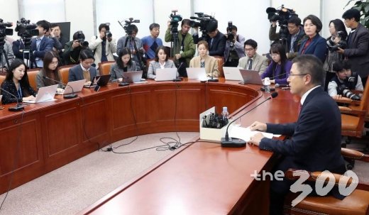 황교안 자유한국당 대표가 6일 오후 서울 여의도 국회에서 열린 기자간담회에서 발언하고 있다. / 사진=홍봉진 기자 honggga@