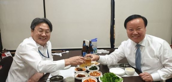왼쪽부터 강기정 청와대 정무수석, 김재원 자유한국당 의원./사진=강기정 청와대 정무수석 페이스북