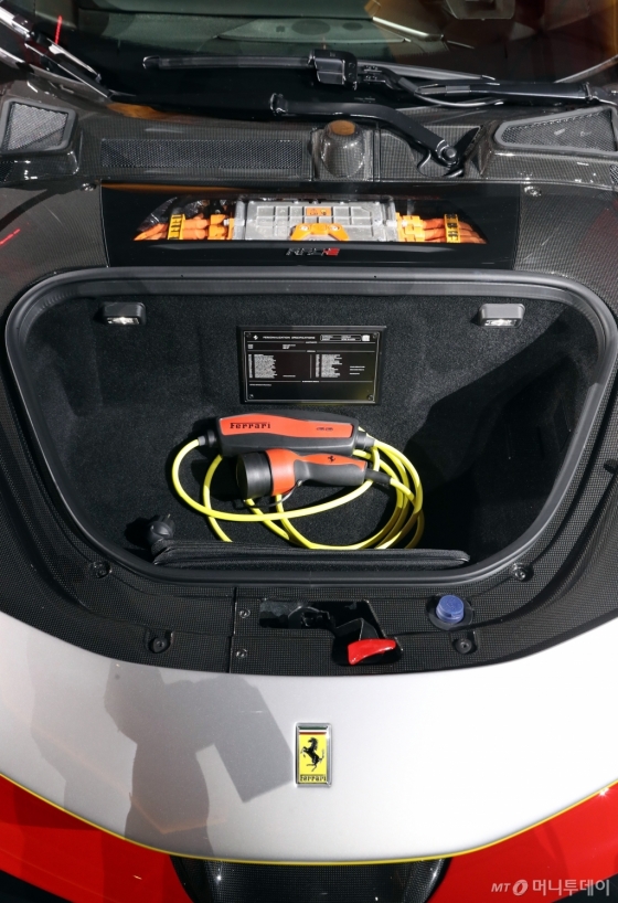[사진]페라리 'SF90 스트라달레'의 트렁크 공간
