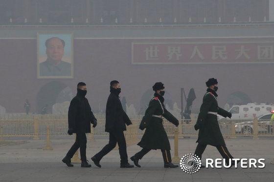 중국 베이징 천안문 광장에 스모그가 잔뜩 끼어 있다. © 로이터=뉴스1 © News1 자료 사진