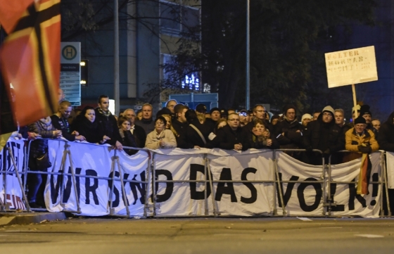 지난해 11월 독일 켐니츠주에서 반정부 시위 참가자들이 '우리가 시민이다'라고 쓰인 플래카드를 들고 행진하고 있다/사진=로이터