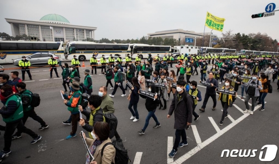 민주노총 조합원들이 올해 3월27일 전국노동자대회'에서 국회 앞으로 행진하고 있다. /사진=뉴스1