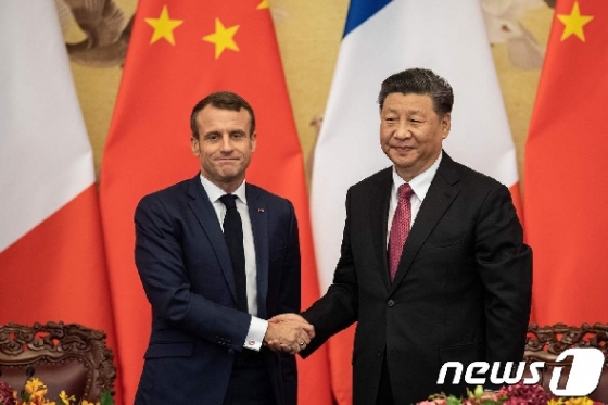 시진핑(習近平) 중국 국가주석(사진 오른쪽)과 에마뉘엘 마크롱 프랑스 대통령. © AFP=뉴스1