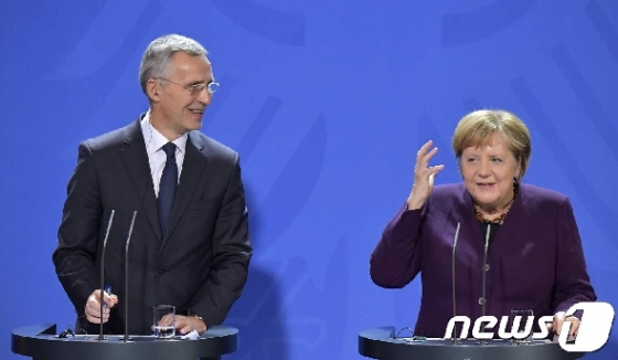 옌스 스톨텐베르그 나토 사무총장(왼쪽)과 앙겔라 메르켈 독일 총리. © AFP=뉴스1
