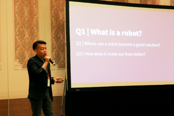 LG전자 로봇사업센터장 노진서 전무가 지난 7일 콘래드 마카오 호텔에서 열린 'LG ROS'(LG Robot Seminar)에서 로봇사업의 비전과 전략을 소개하고 있다. /사진제공=LG전자