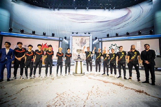 2019 롤드컵 결승전 진출에 성공한 펀플러스 피닉스(좌측 7명)와 G2 이스포츠(우측 7명)의 선수 및 코치진. /사진=라이엇 게임즈 제공<br>
<br>
